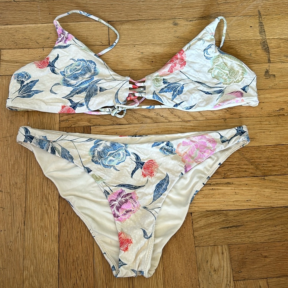 O’Neill bikini. Top and bottom are M.